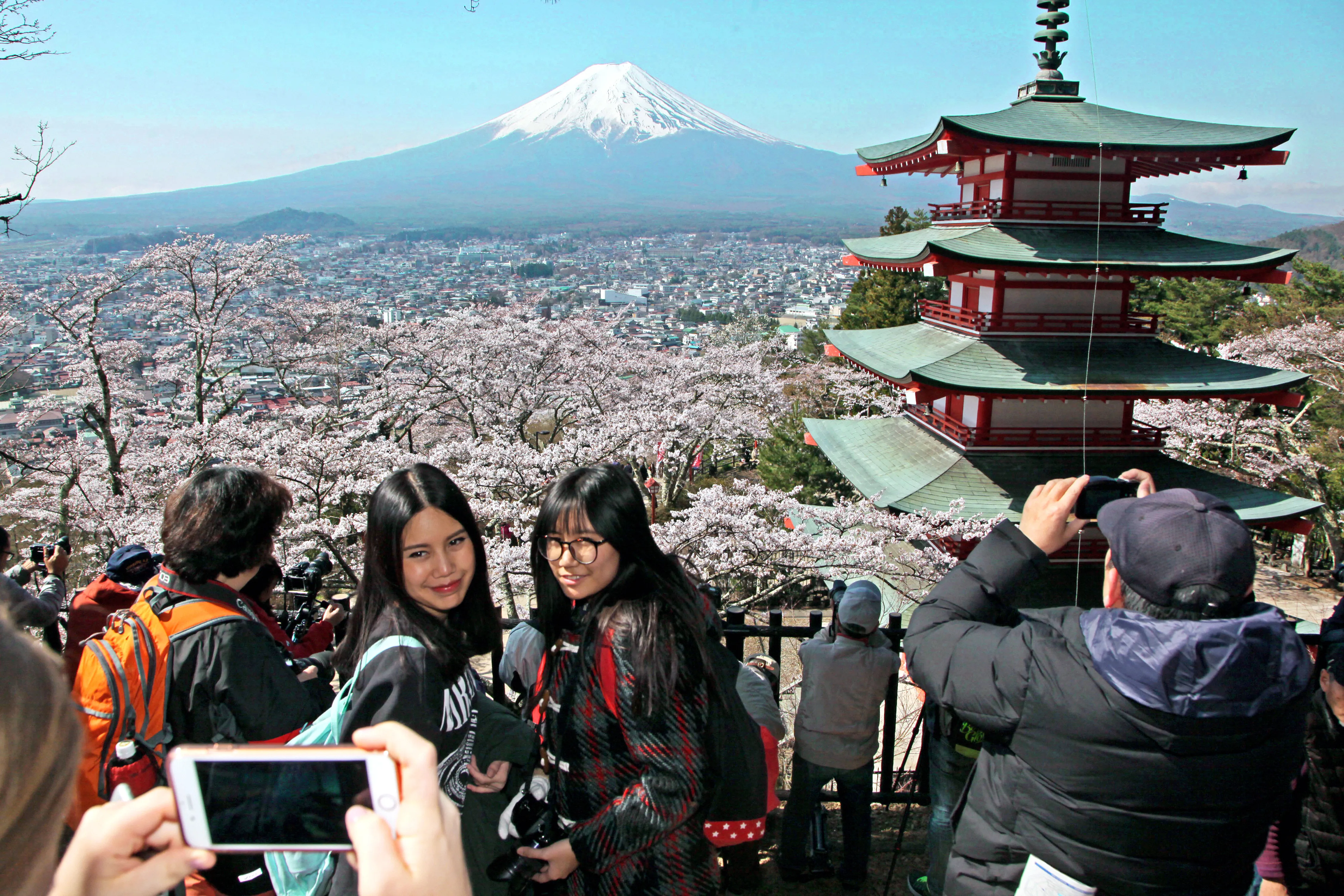 Quintessentially Japanese Scene Near Fuji Draws Tourist Hordes