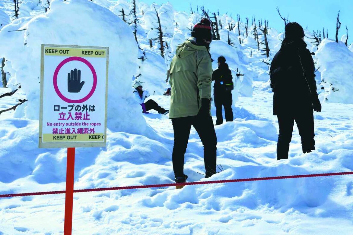 Tourists Ignore Safety Barriers Near Famous Zao ‘Snow Monsters’ in Japan Tourists Ignore Safety Barriers Near Famous Zao ‘Snow Monsters’ in Japan
