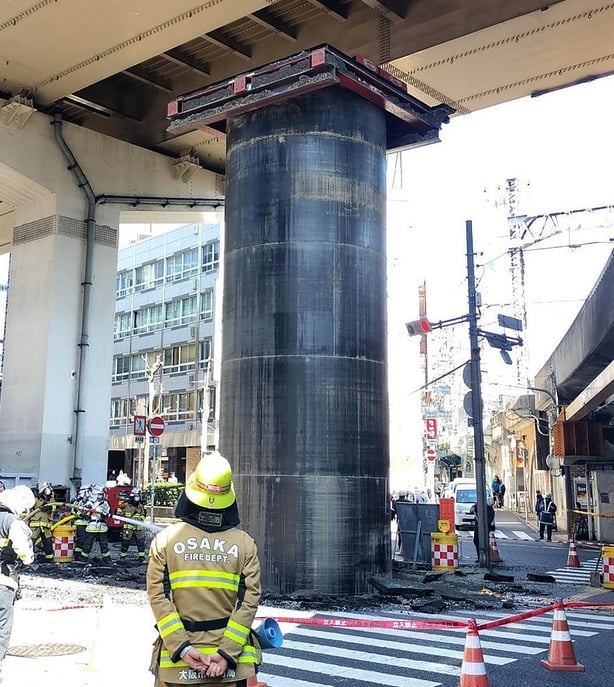 Photo shows a scene at a sewage construction site in Osaka City, where a steel pipe has been pushed upward, protruding more than 10 meters above ground level.
