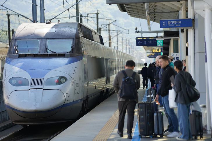 Passengers wait on a train platform in Gyeongju, North Gyeongsang Province, to board a KTX bullet train to Seoul, Sunday. Yonhap