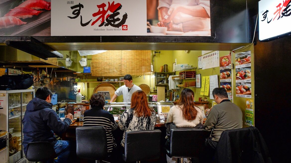 市場内で営業するカウンター5席の特等席！店主のワンオペ仕込みと幻の海老も原価で提供する極上ネタ！北海道･函館に訪れたら絶対に立ち寄りたい朝から行列の寿司店 Sushi Restaurant Japan