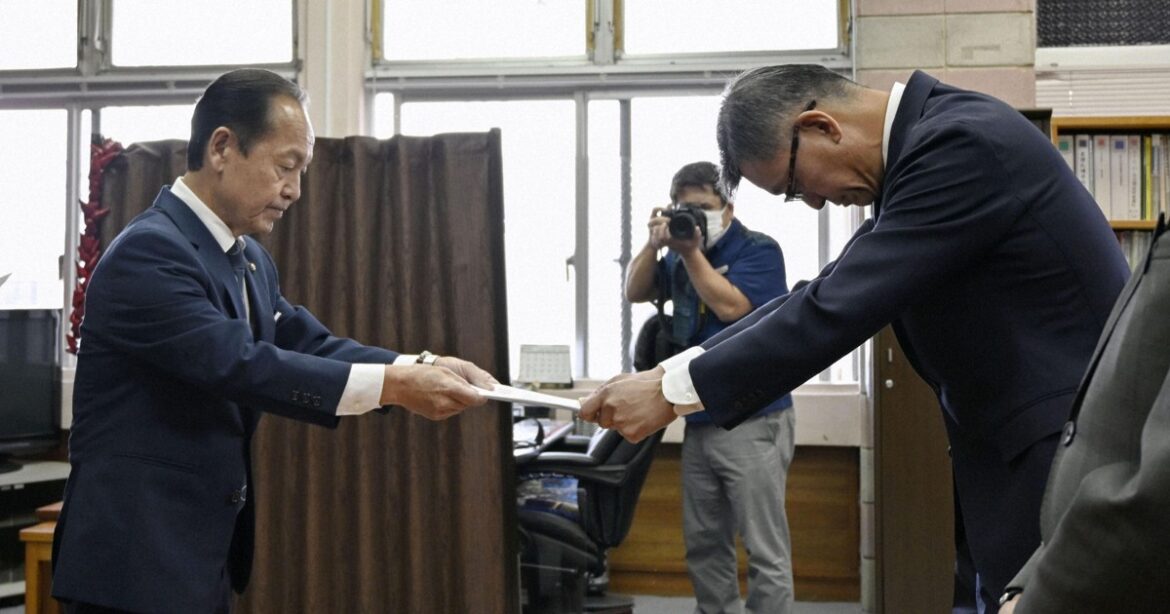 Nago mayor lodges protest after US Marine chopper lands on baseball field