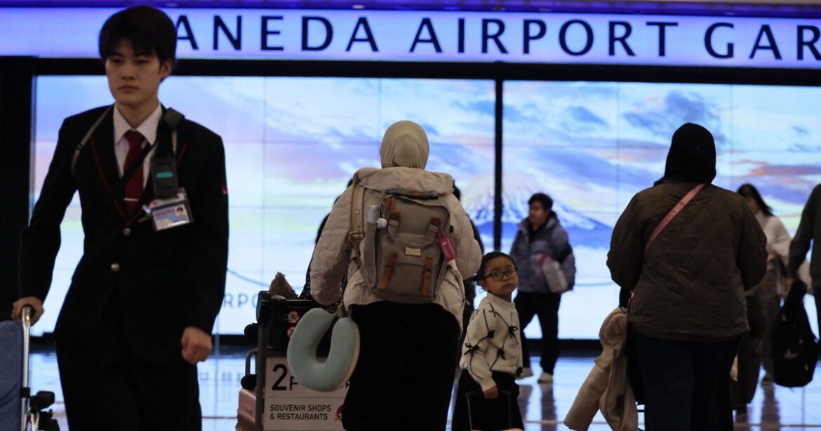 Japan mulls abolishing face-to-face immigration checks amid tourism surge Japan mulls abolishing face-to-face immigration checks amid tourism surge