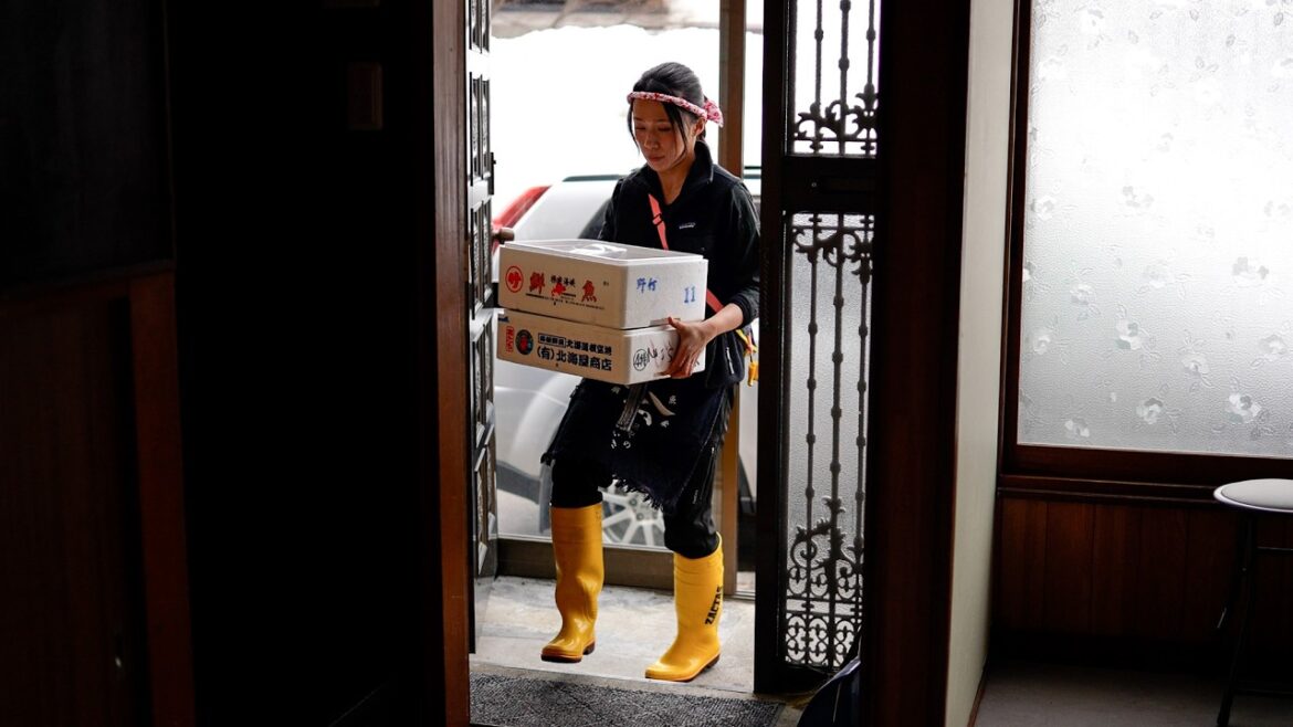 仕入れから手仕込み干物づくりまですべてをこなす女将がオープンした女性だけで営業する食堂併設の鮮魚店に密着 Fish set meal restaurant Hokkaido Sapporo Japan