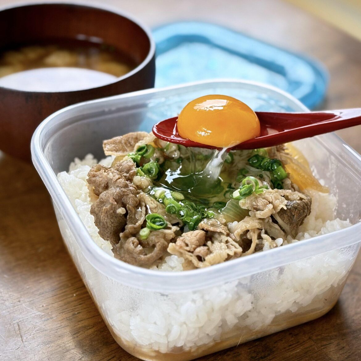 お昼に急遽作成したネギ卵牛丼がこちら💁製作費200円で美味しかったです😋