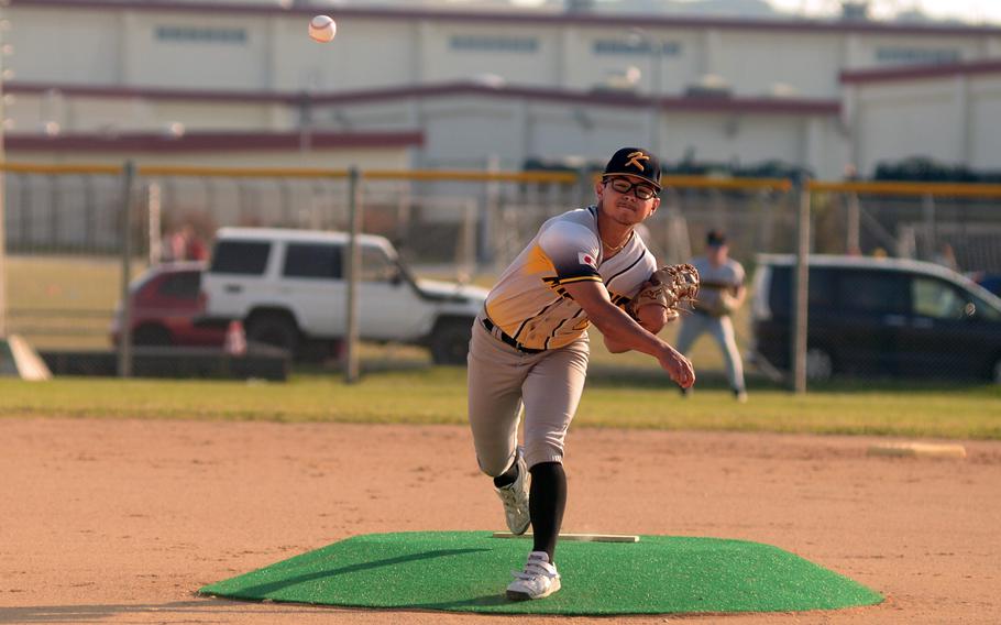 Hajime Reed throws a pitch.