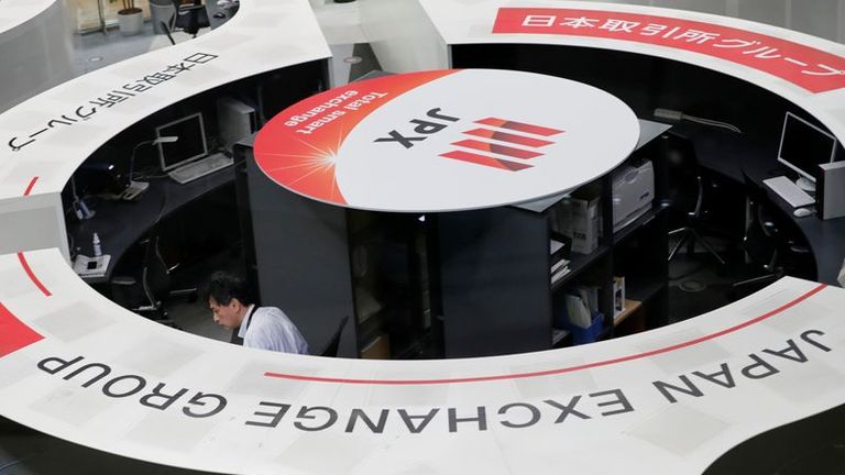 Japan Stocks Slide as Fresh Supply Fears Ignite Oil Price Surge