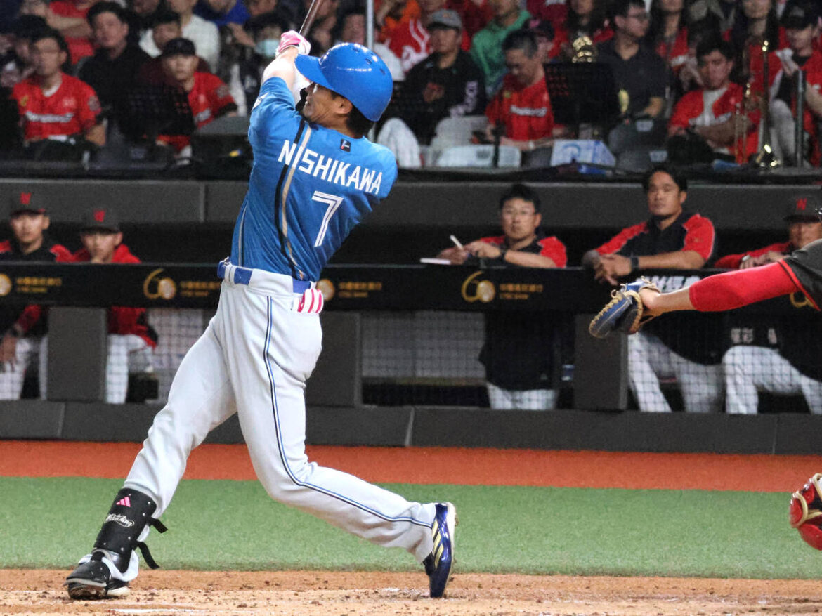 Nishikawa Haruki hits a two-run home run over the right field fence with no outs and a runner on first in the second inning (photographer: Kawakami Haruki)