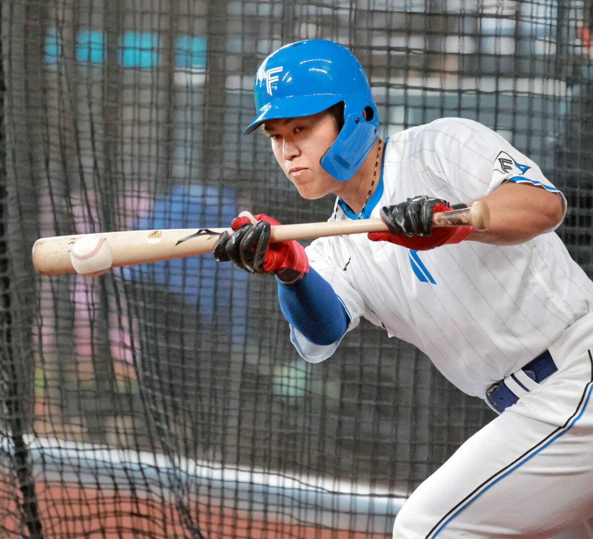 Yuma Imagawa joins the first team and practices bunting