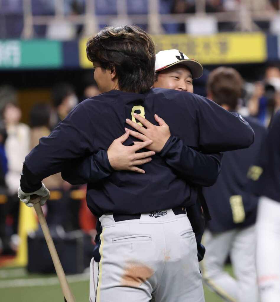 Miyagi Hiroya Miyagi hugs Yusuke Mugitani (left) before the match (photographer: Iwata Daisuke)