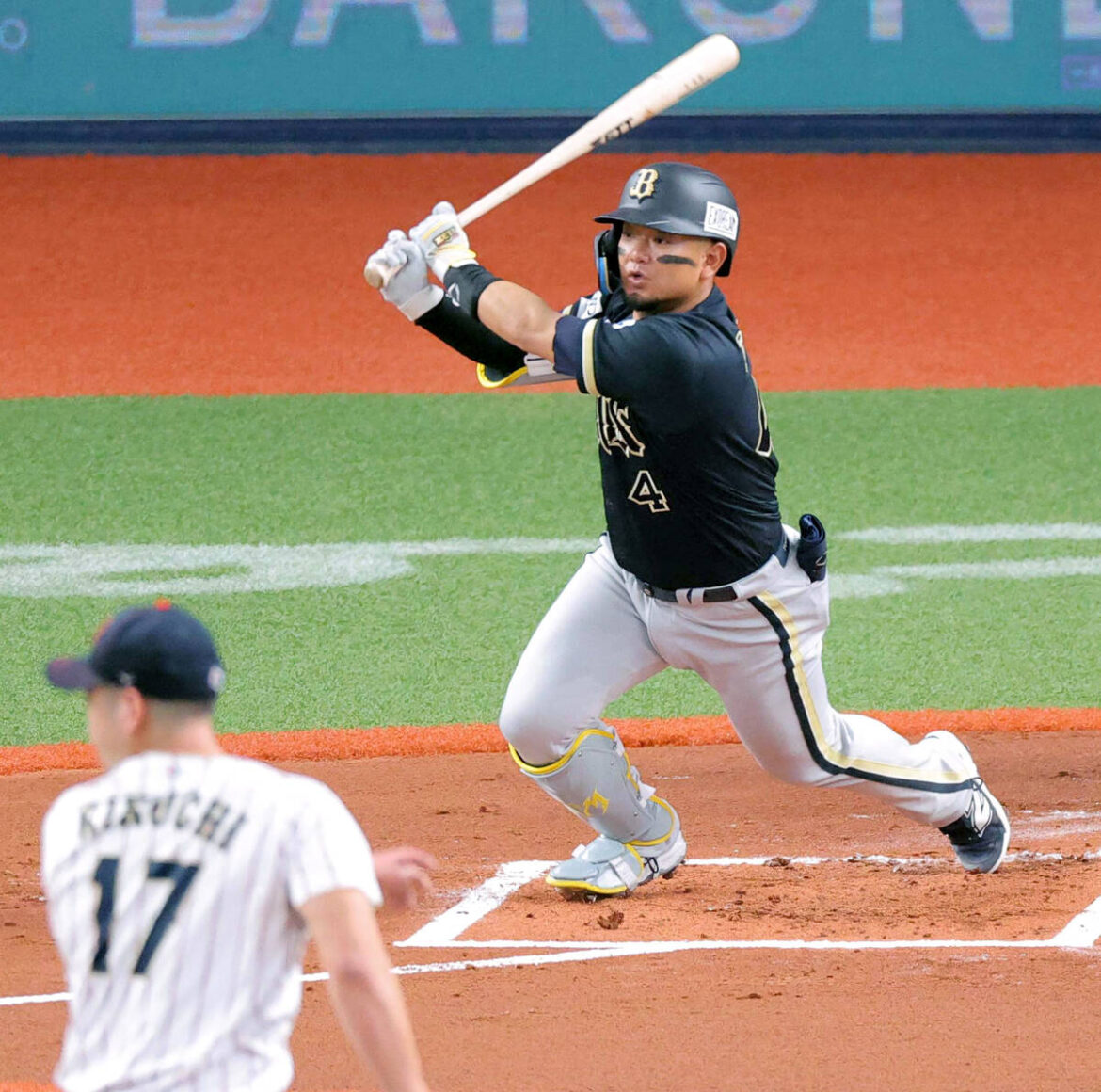 In the first inning, with one out and runners on first and second, Tomoya Mori hit a timely single to right field (pitcher: Yusei Kikuchi) (photographer: Shohei Uemura)