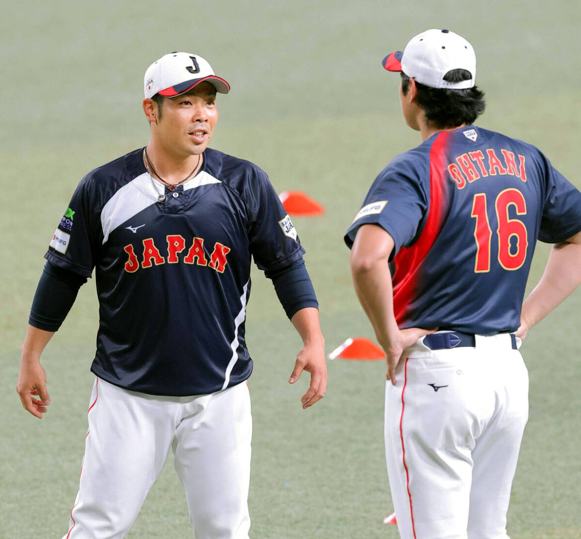 Kondo talks with Otani (right), his former teammate from his time with Nippon-Ham