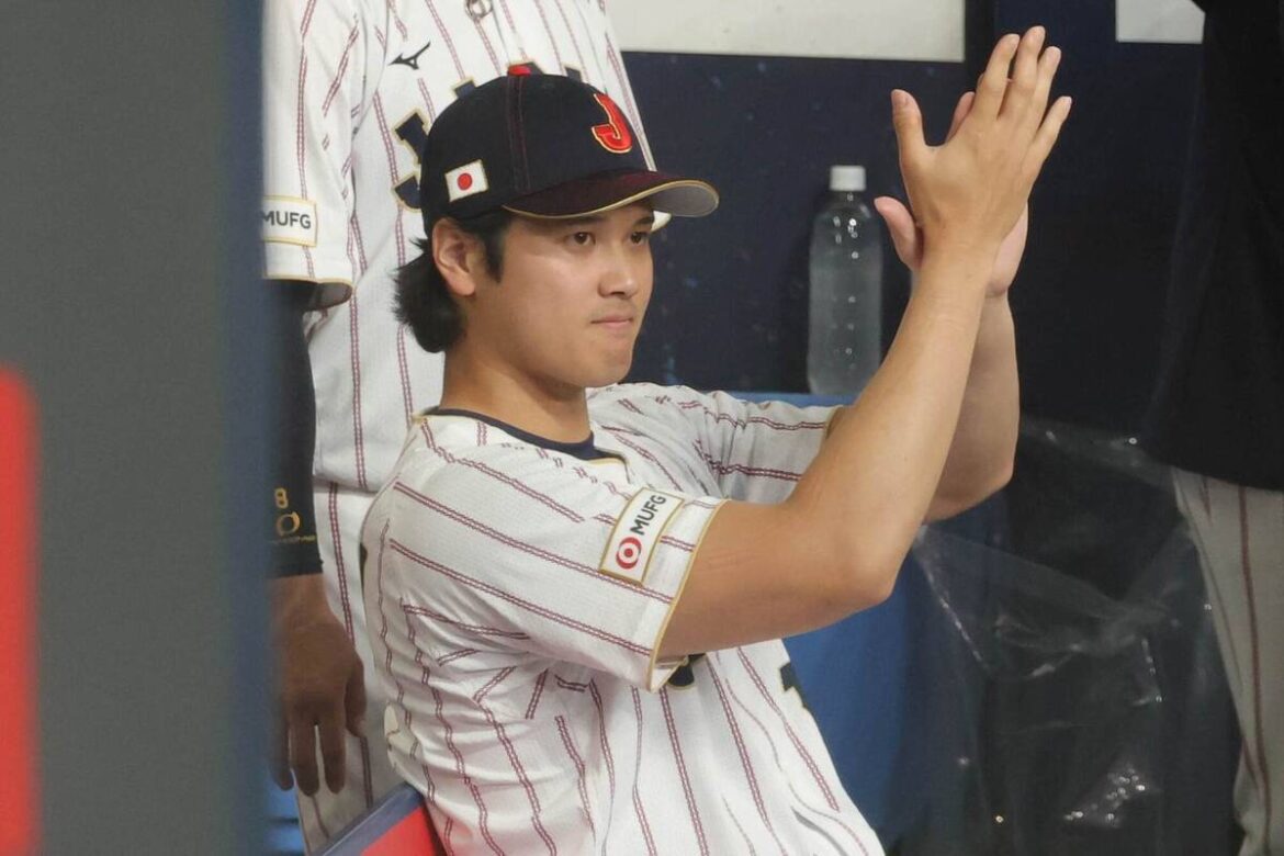 Shohei Ohtani watches the game from the bench (photographer: Shuichi Toyoda)