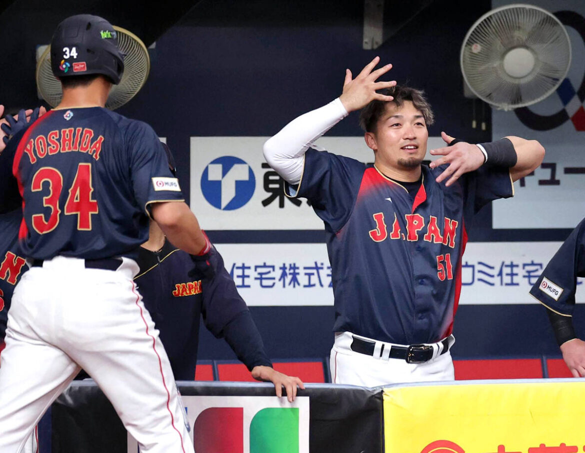 In the seventh inning, with two outs and runners on second and third, Seiya Suzuki performs a performance from the bench for Shota Morishita, who hit a timely single to center field. (Camera: Daisuke Iwata)