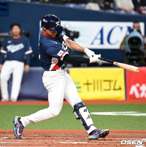 Kim Do-young of the Korean baseball team hits a three-run home run in the bottom of the second inning against the Orix Buffaloes at Kyocera Dome in Osaka, Japan on the 3rd.