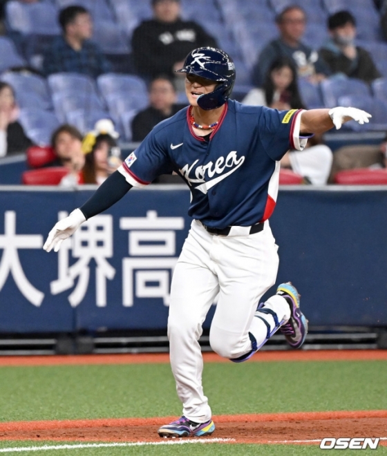 Kim Do-young hits a home run and heads home laughing. 