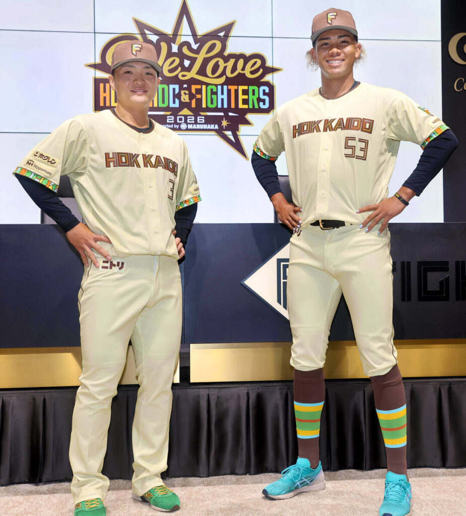 Nippon-Ham Yuya Gunji (left) and Shun Mizutani unveil the limited edition uniforms they will wear at ES CON FIELD this season (photographer: Masahiko Ikeuchi)