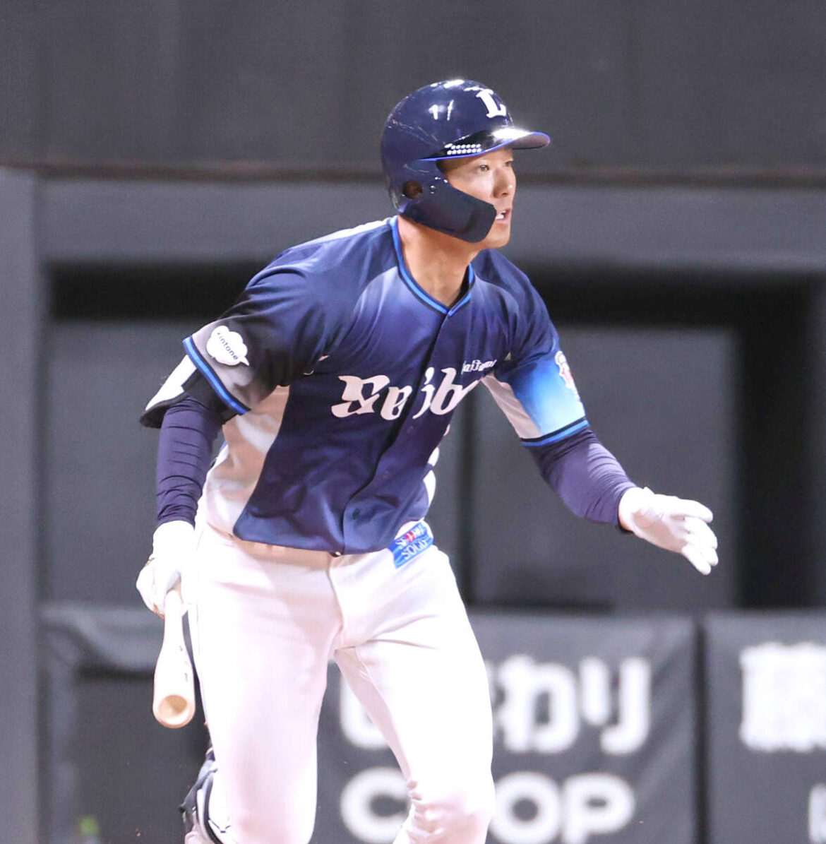 In the third inning, with two outs and hit on first, Kazunari Ishii to right field (photographer: Masahiko Ikeuchi)