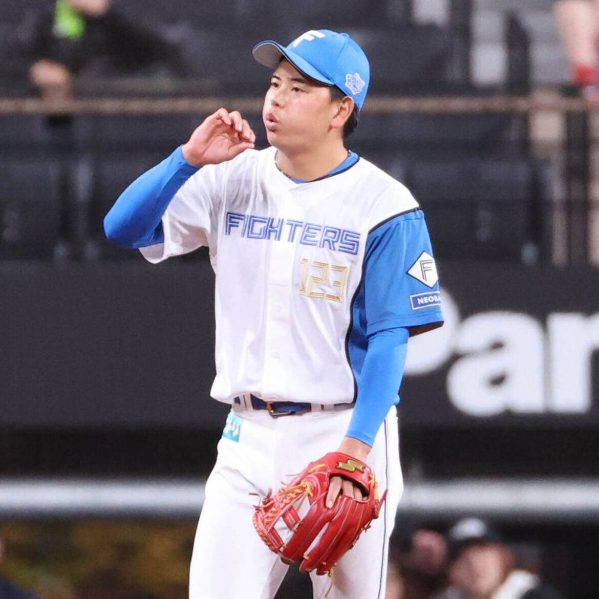 Rookie Takuya Tokitani, who played defense in the seventh inning (photographer: Masahiko Ikeuchi)