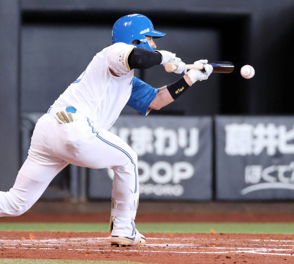 In the 2nd inning, with no outs and runners on first and third, squeeze decides Nippon-Ham and Tatsuki Mizuno (Camera: Masahiko Ikeuchi)