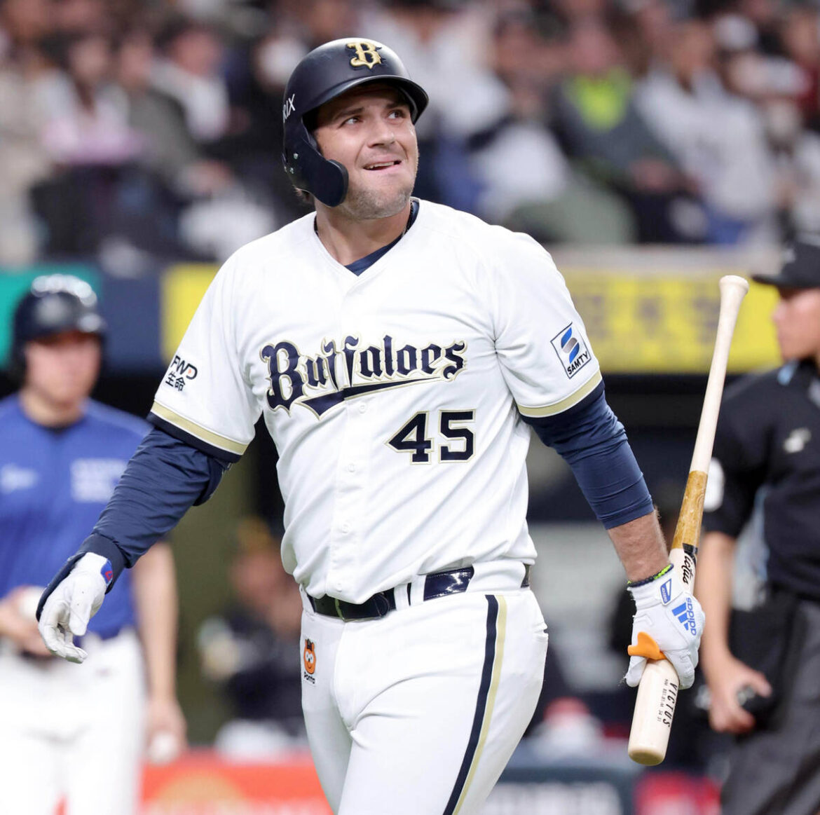 In the 5th inning, with one out and third base, Bob Seymour fell on a swing struck out (Camera, Haruko Yoshimura)