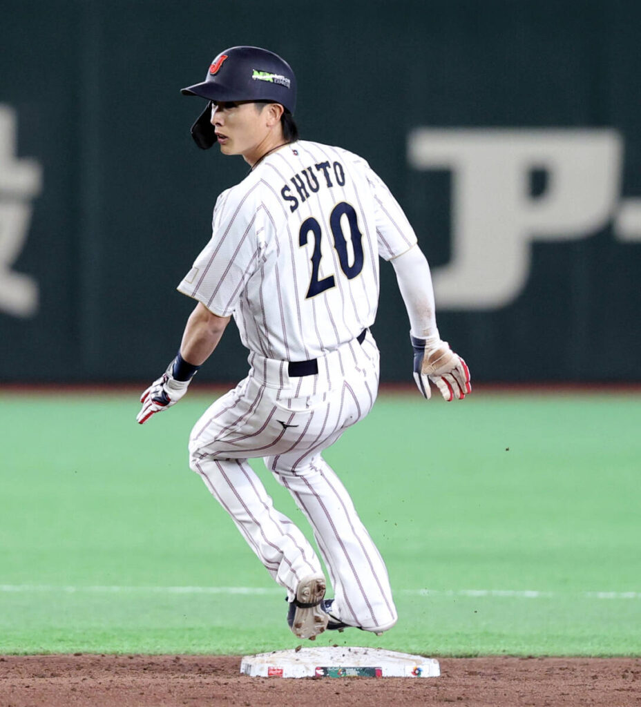 Samurai’s Ukyo Shuto successfully stolen base in two consecutive games: “I want to keep up the good spirits and do my best” | Pacific League In the 8th inning, with no outs and stolen base on first base, pinch runner Ukyo Shuto steals a base (photographer: Suguru Nakajima)