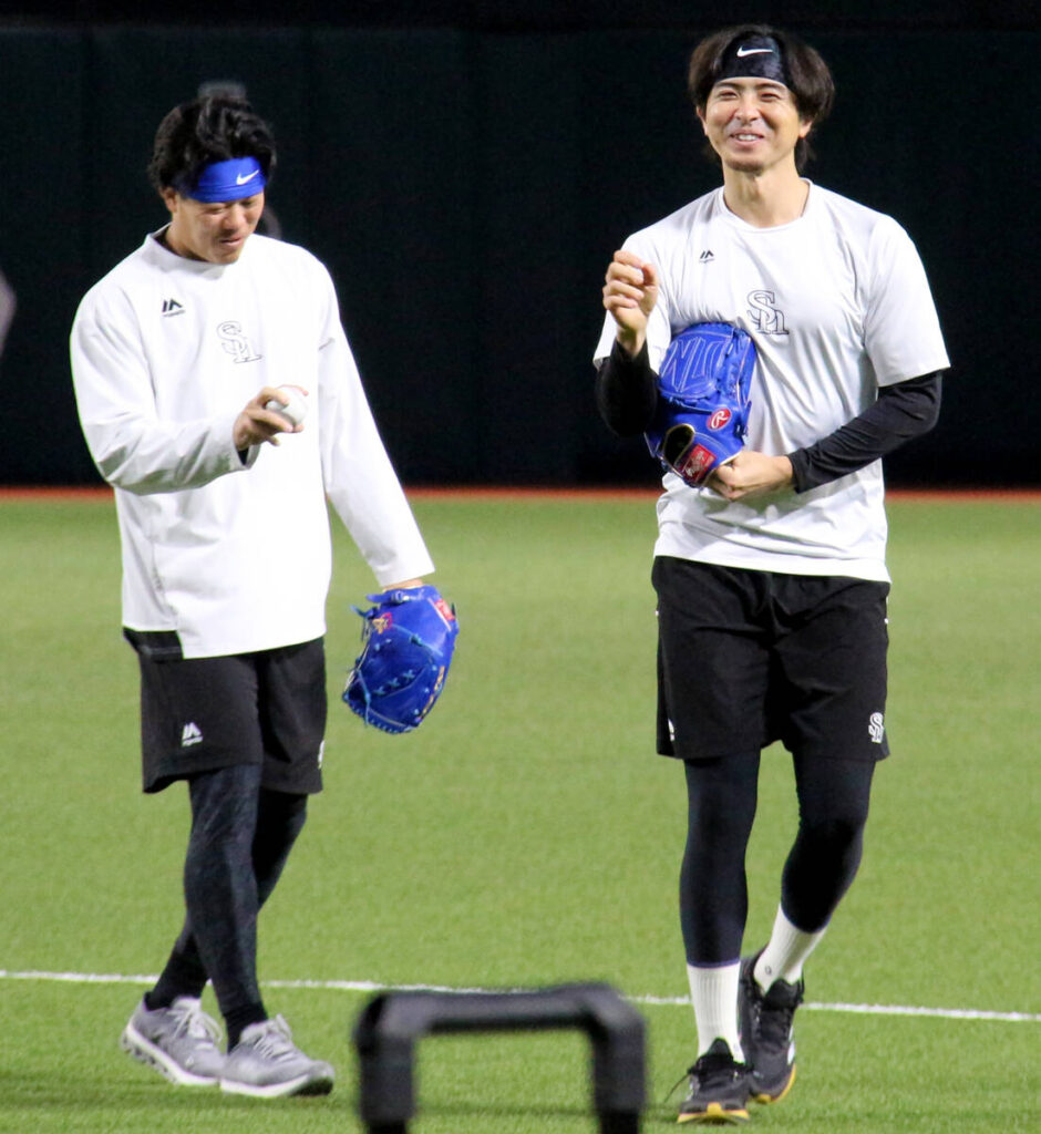Softbank Hawks Taiga Kamichatani (left) talks with Naoyuki Uwasawa about fork (photographer: Tomoyuki Moriguchi)