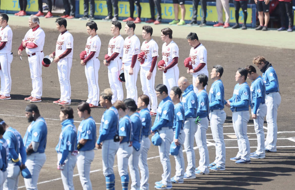 Rakuten Eagles nine and Nippon-Ham hold a moment of silence (photographer: Tomomi Watanabe)