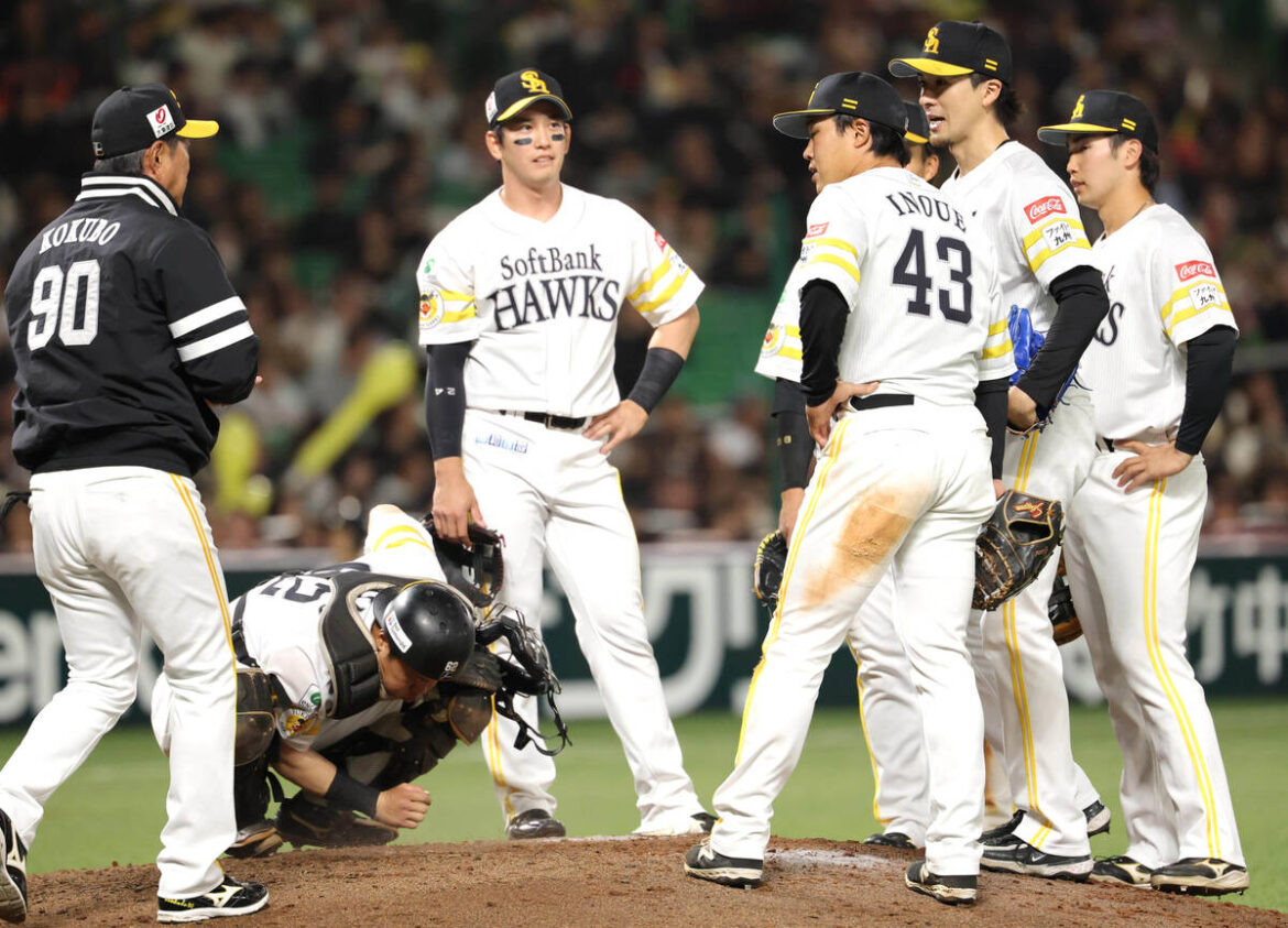 In the seventh inning, with two outs and runners on first and second, Naoyuki Uwasawa (second from the right) was told to be replaced. (Photographer: Haruko Yoshimura)