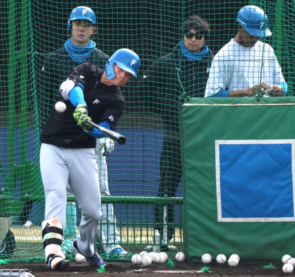 Kotaro Kiyomiya taking batting practice at Kamagaya Stadium (Photo by Haruki Kawakami)