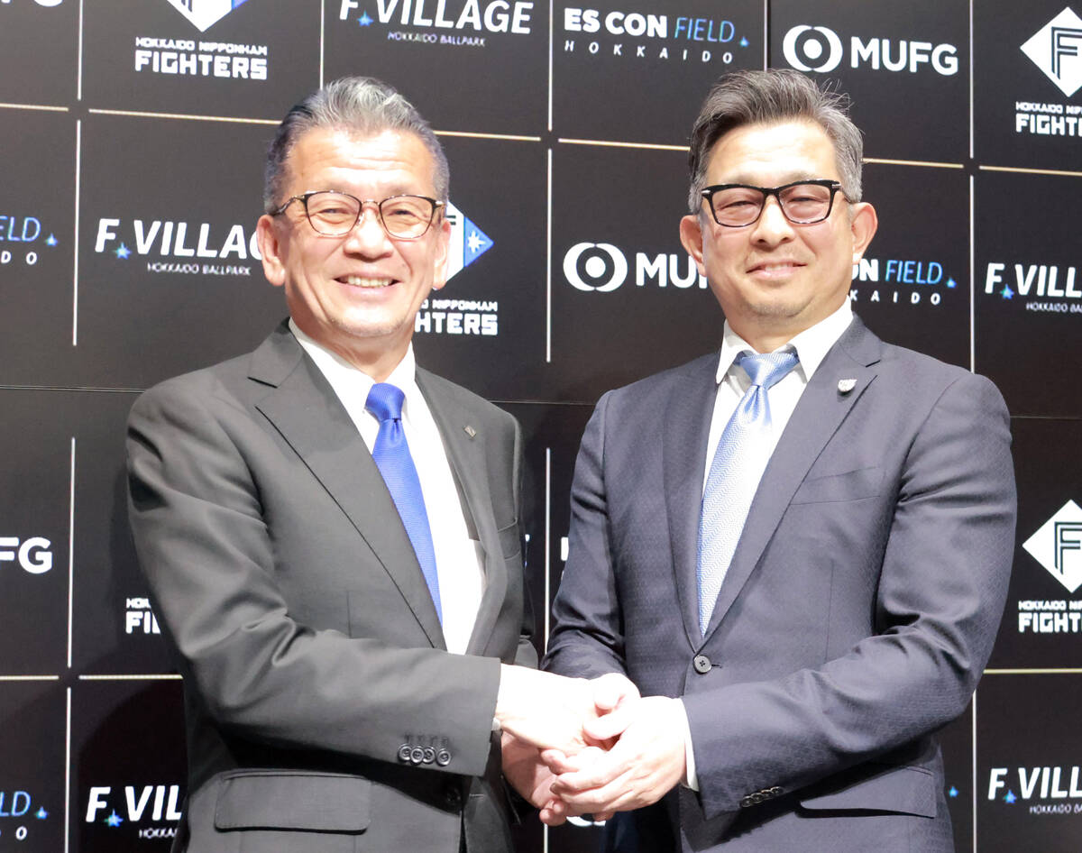 Ken Maezawa (right), the new president of The Fighters Sports & Entertainment Co., Ltd., and Masaru Komura, the team's president (Photo by Yasushi Yamaguchi)