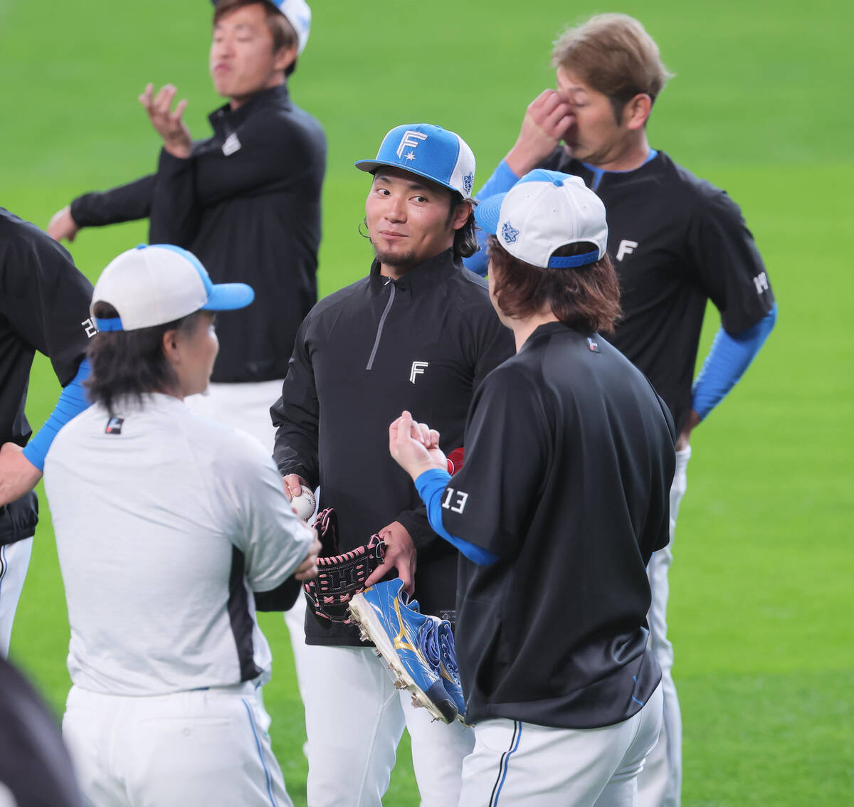 Nippon Ham Fighters' Hiromi Ito (center), who joined the team from the Samurai Nippon-Ham national team (Photo by Kento Yamazaki)