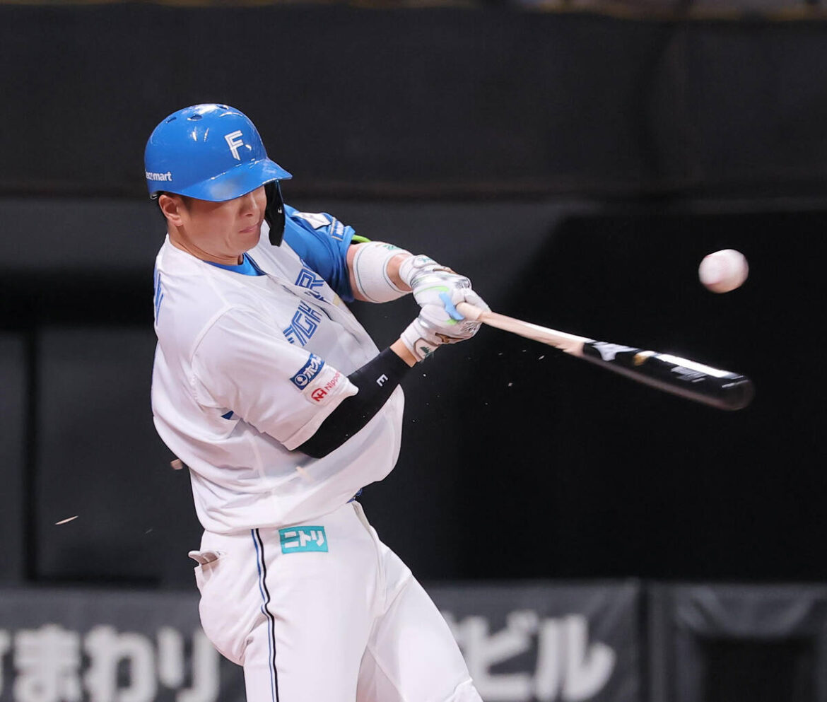 In the third inning with two outs and runners on first and second base Nippon-Ham Yuya Gunji hits a go-ahead RBI single to left field, even though his bat breaks (Photo by Kento Yamazaki).