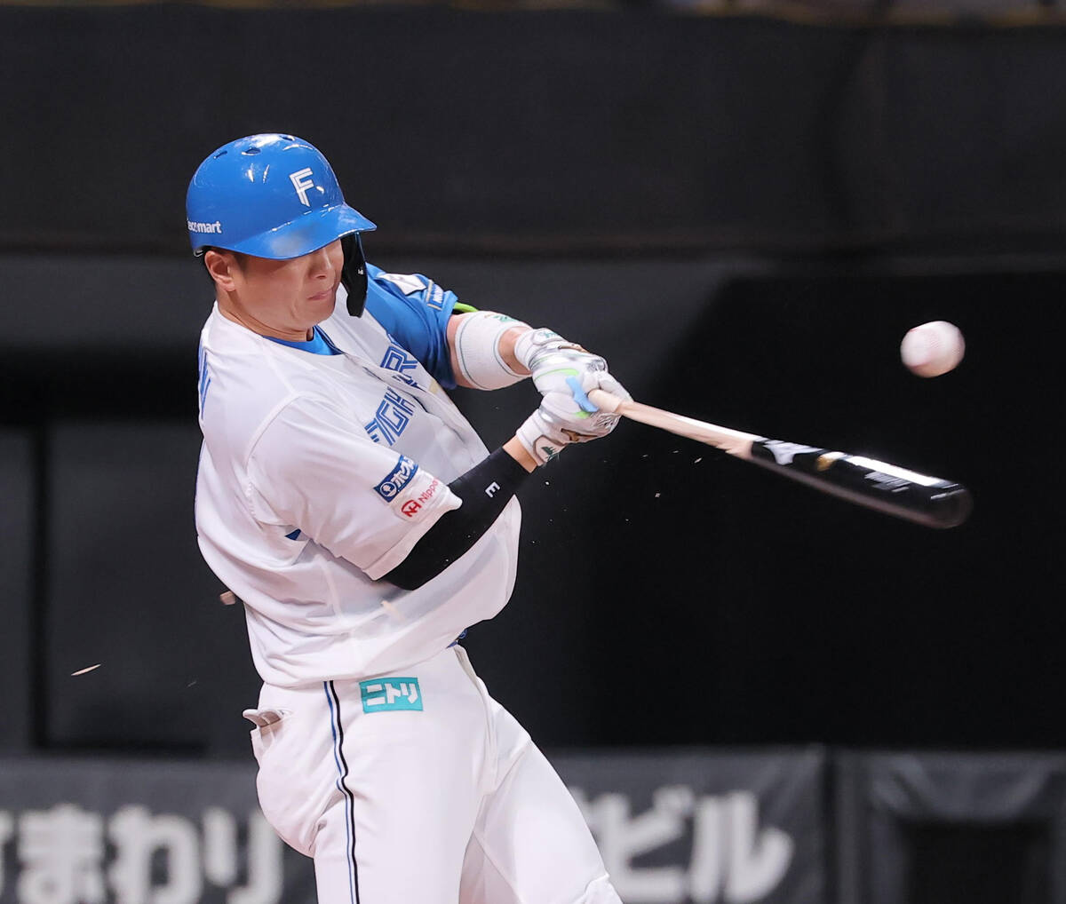 In the third inning with two outs and runners on first and second base Nippon-Ham Yuya Gunji hits a go-ahead RBI single to left field, even though his bat breaks (Photo by Kento Yamazaki).
