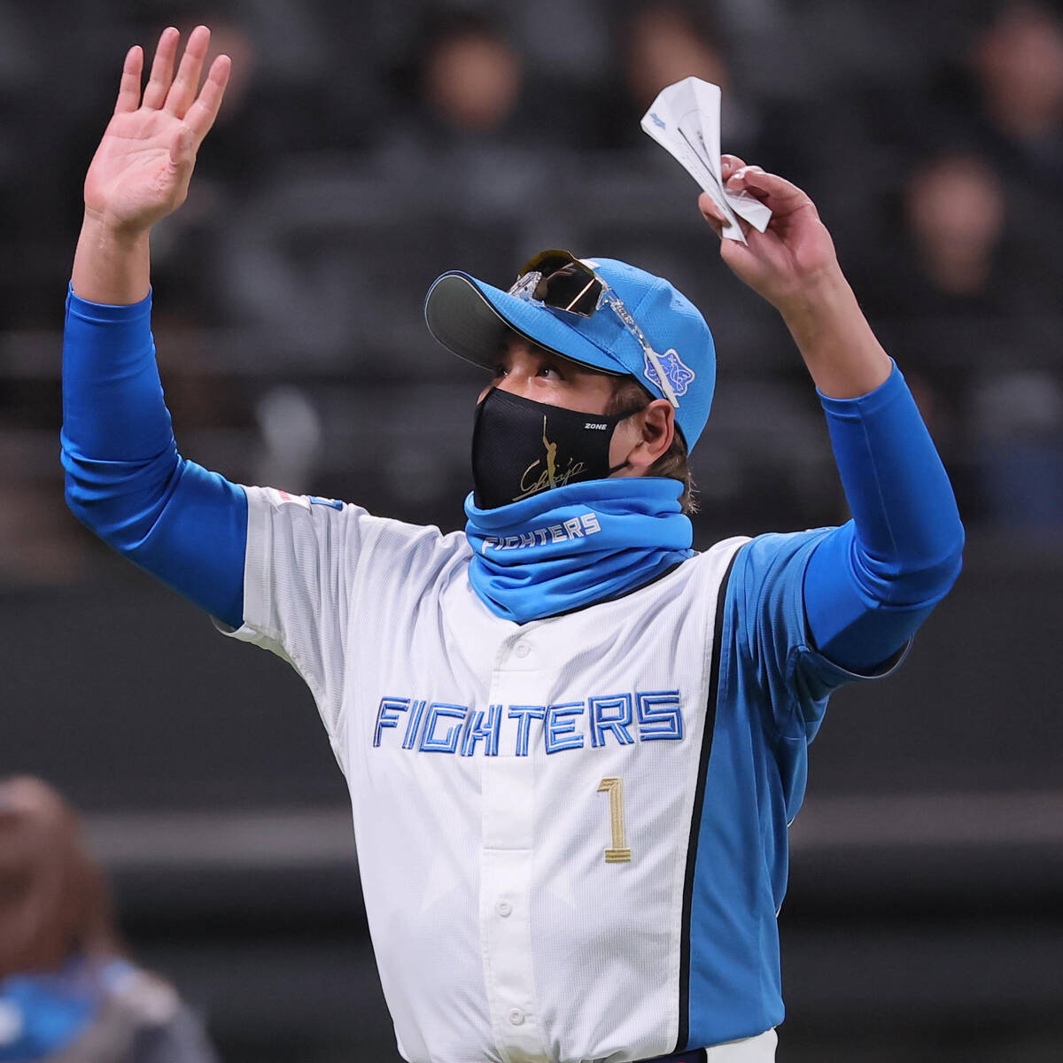 Nippon-Ham Fighters manager Tsuyoshi Shinjo waves to the fans (Photo by Kento Yamazaki)