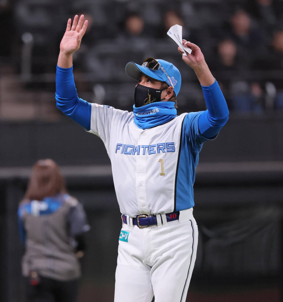 Nippon-Ham Fighters manager Tsuyoshi Shinjo waves to the fans (Photo by Kento Yamazaki)