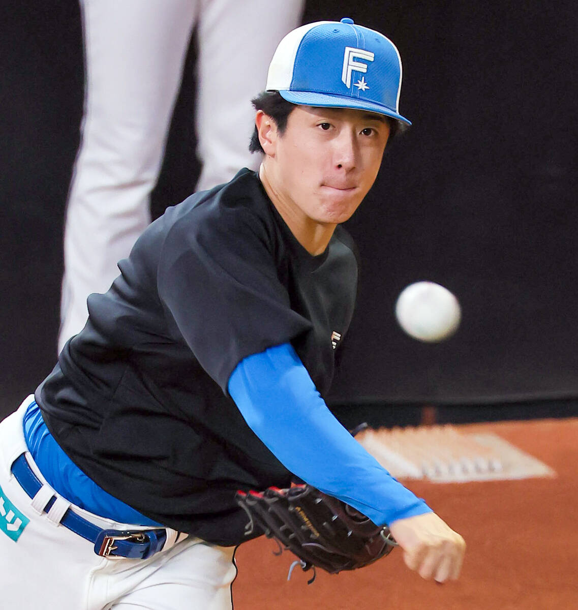 Nippon-Ham-Koki Kitayama adjusts his pitching in bullpen (Photo by Kento Yamazaki)