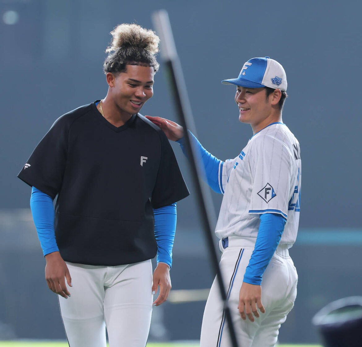 Kotaro Kiyomiya (right), who has joined the first team, is seen smiling and chatting with Shun Mizutani (Photo by Kento Yamazaki).