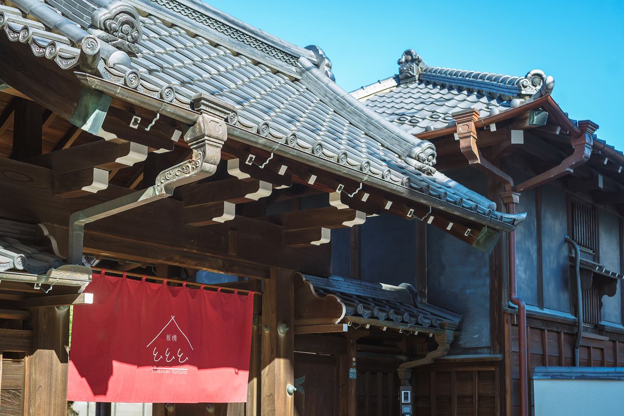 The home’s gabled gate, called a yakuimon, was built in a distinctive architectural style that uses two sets of posts to support the roof—main posts and secondary posts set to the rear. (© Kawaguchi Yōko)