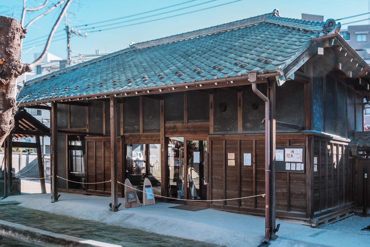 A café and a bookstore occupy the east storehouse. (© Kawaguchi Yōko)