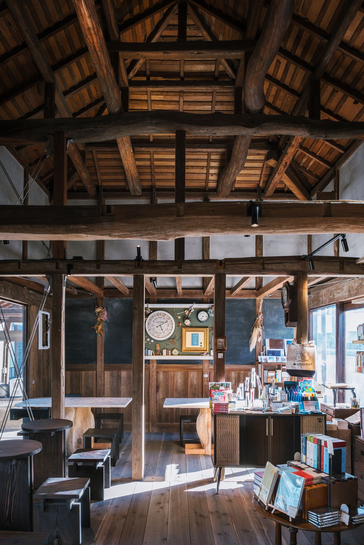 The storehouse’s thick beams are solid zelkova. (© Kawaguchi Yōko)