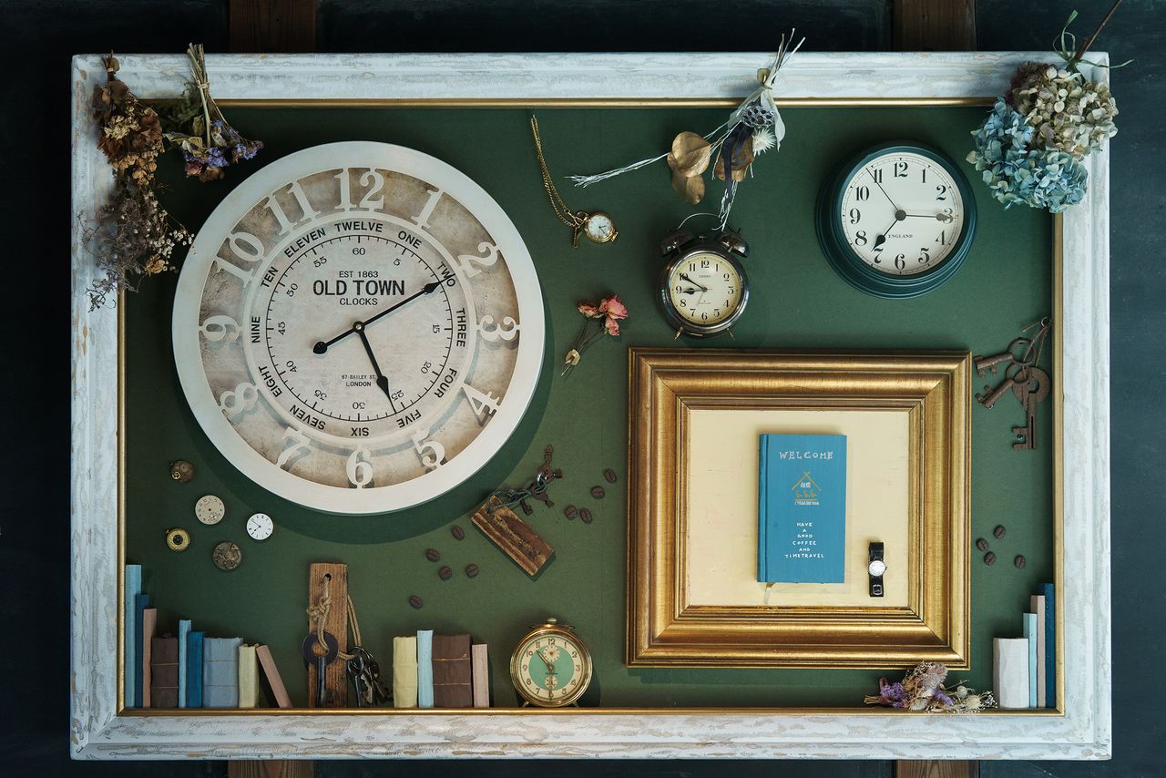 A welcome board displays old keys and timepieces found in the storehouse. (© Kawaguchi Yōko)