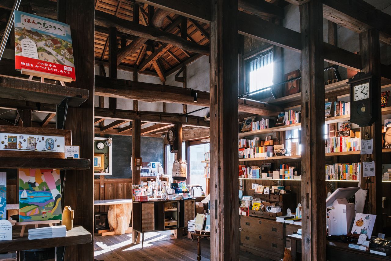 The shop’s books are displayed in old furniture repurposed as shelves. (© Kawaguchi Yōko)