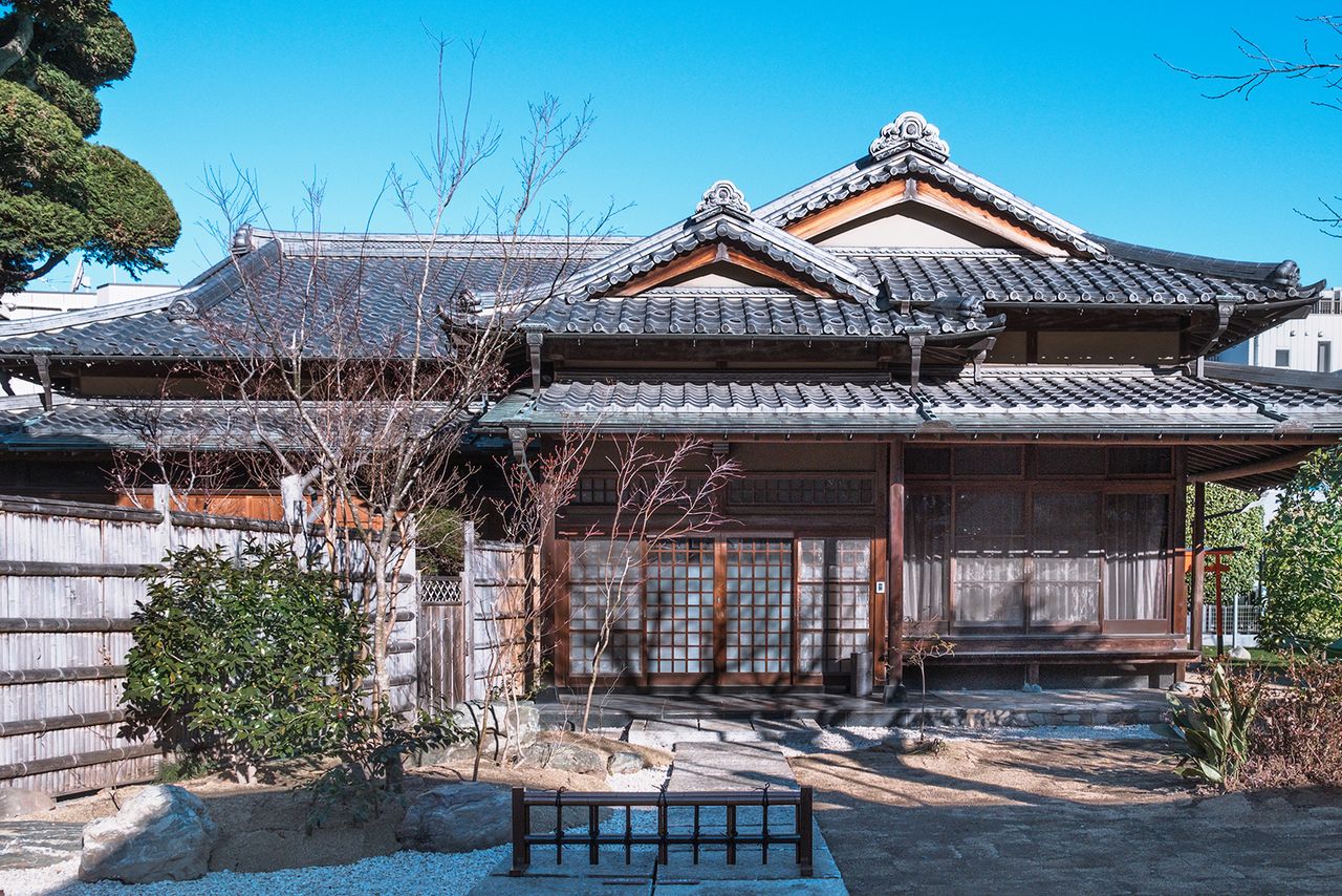 The main house stands unused for now. (© Kawaguchi Yōko)