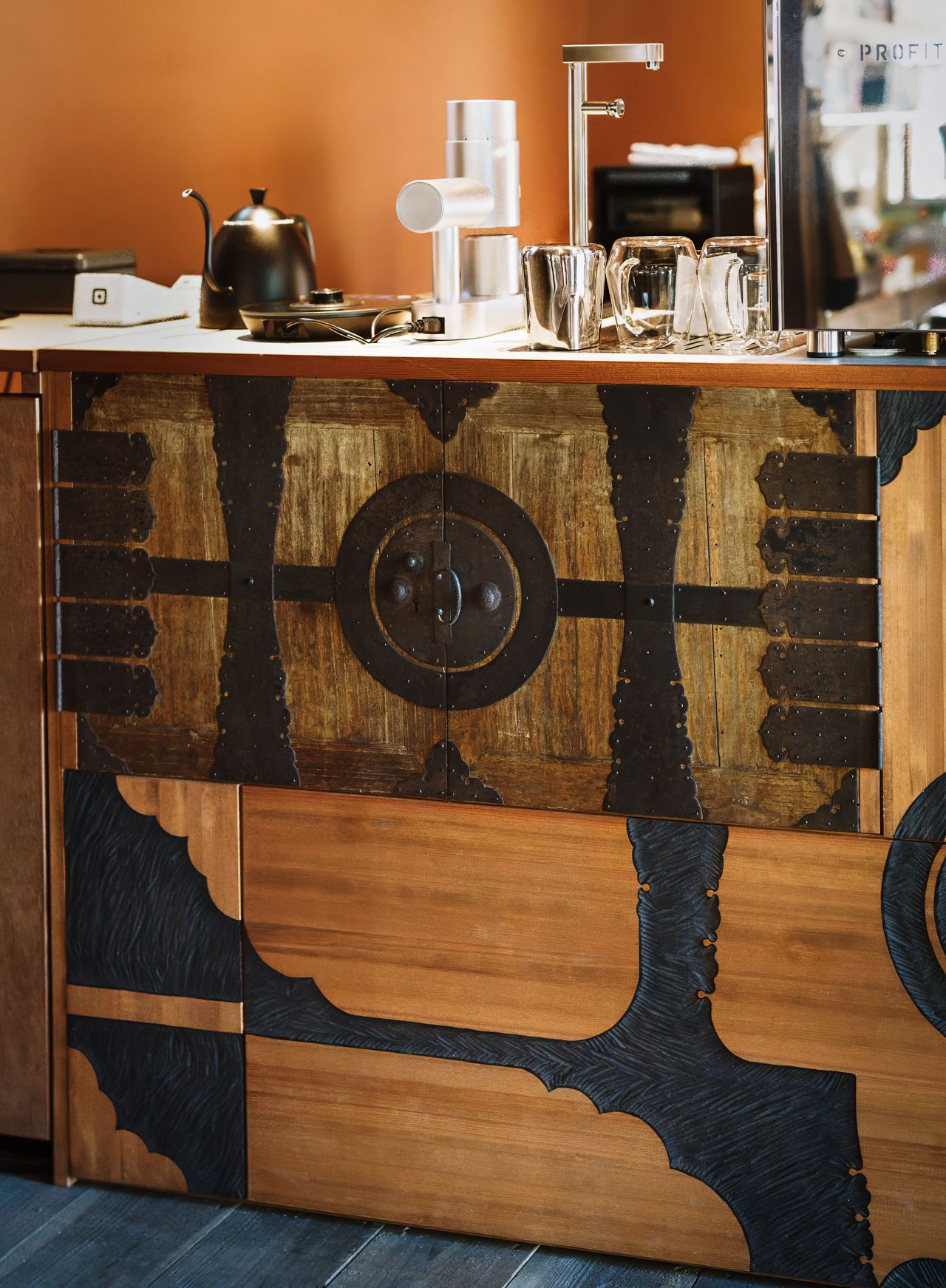 The doors from old-fashioned paulownia chests have been repurposed to form part of the counter. (© Kawaguchi Yōko)