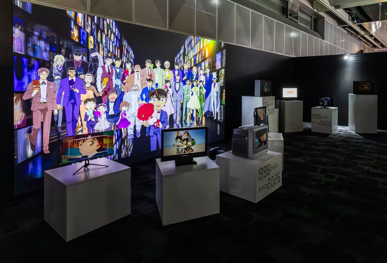 In the introductory area, opening sequences from the past 30 years play across a wall of television screens. (© Nippon.com; characters © Aoyama Gōshō/Shōgakukan, Yomiuri Telecasting Corporation, TMS 1996)