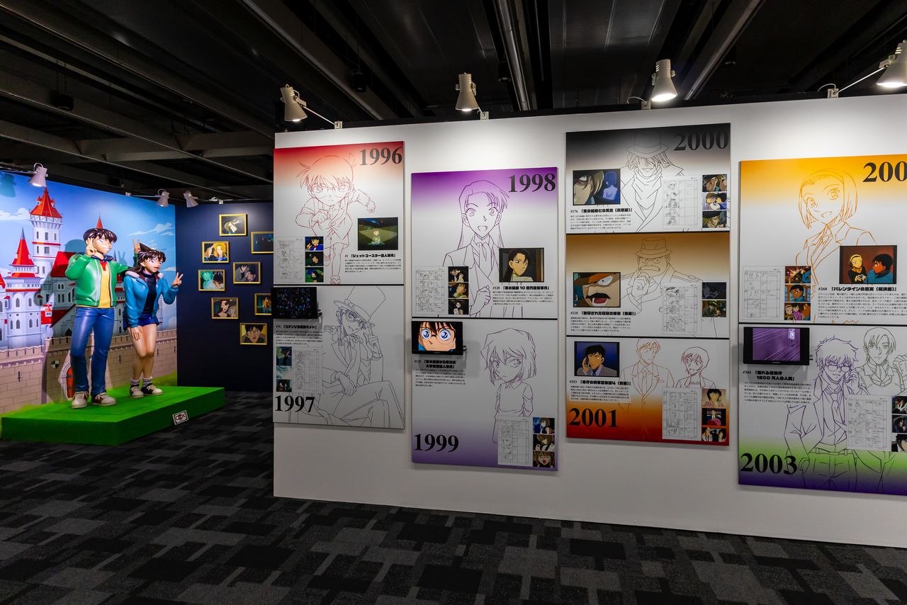 Iconic scene photos and storyboards line the walls. Visitors can also take commemorative photos beside Shin’ichi and heroine Mōri Ran. (© Nippon.com; characters © Aoyama Gōshō/Shōgakukan, Yomiuri Telecasting Corporation, TMS 1996)