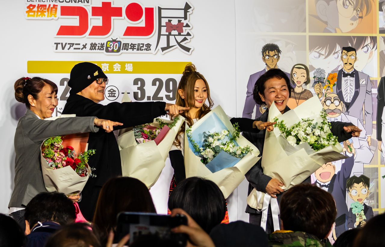 At the opening ceremony were Aoyama Gōshō (second from left), singer Kuraki Mai (at center), who has performed the most theme songs for the series, and members of the voice cast. (© Nippon.com; characters © Aoyama Gōshō/Shōgakukan, Yomiuri Telecasting Corporation, TMS 1996)