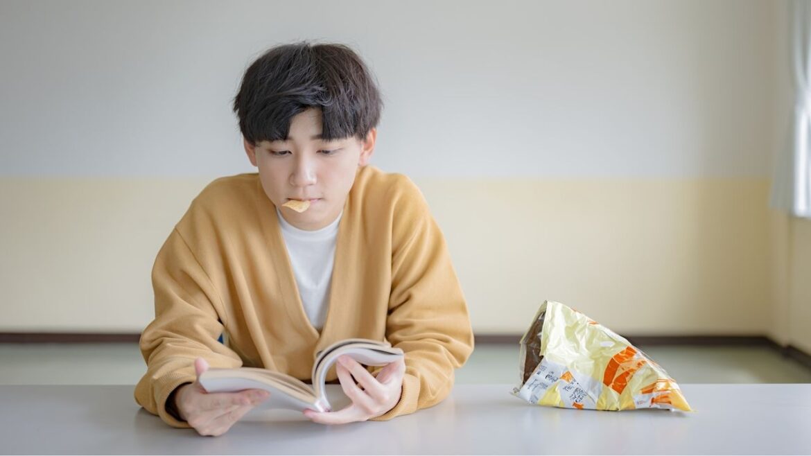 Part-Time Work Squeezes Out Study and Reading Time for Japan’s University Students