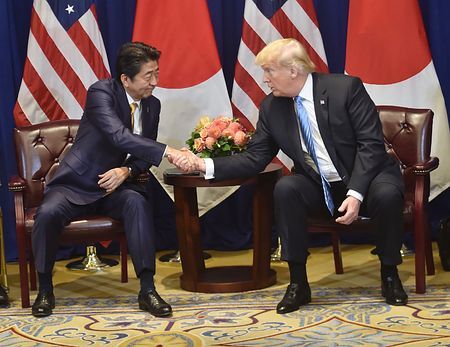 Prime Minister Abe (left) shakes hands with President Trump at a New York summit on September 26, 2018. (© AFP/Jiji)